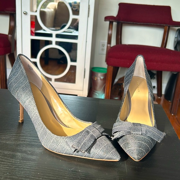 Ann Taylor Bow Heels - Picture 2 of 9